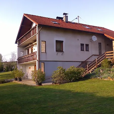 ゲストハウス Ferienwohnung & Gastezimmer Familie Englstorfer *
