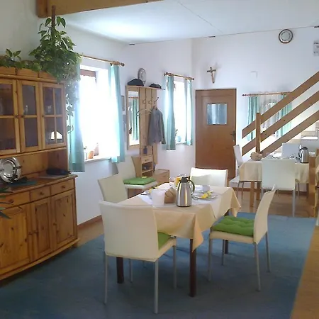 ゲストハウス Ferienwohnung & Gastezimmer Familie Englstorfer