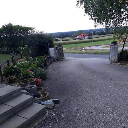 Ferienwohnung & Gastezimmer Familie Englstorfer ゲストハウス Burgau