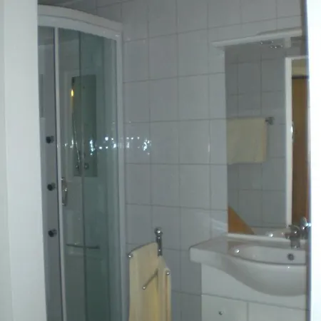 ゲストハウス Ferienwohnung & Gastezimmer Familie Englstorfer *