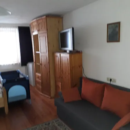 ゲストハウス Ferienwohnung & Gastezimmer Familie Englstorfer *